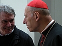 La Santa Sindone - Il Cardinal Poletto si intrattiene con i pellegrini_14